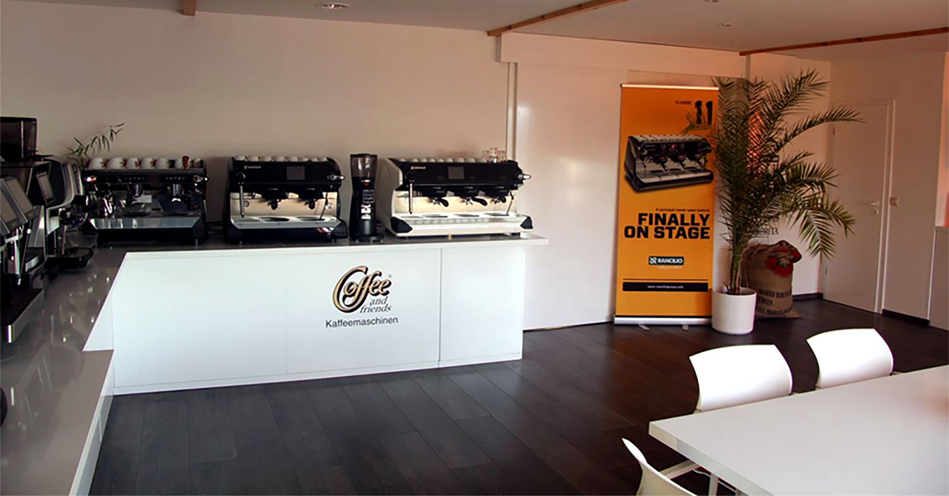 Blick in die Coffee and friends Ausstellung in Heilgeisthof