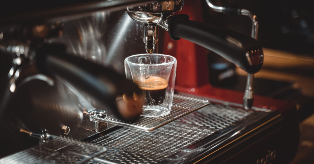 Professionelle Espressomaschine mit Siebträgern